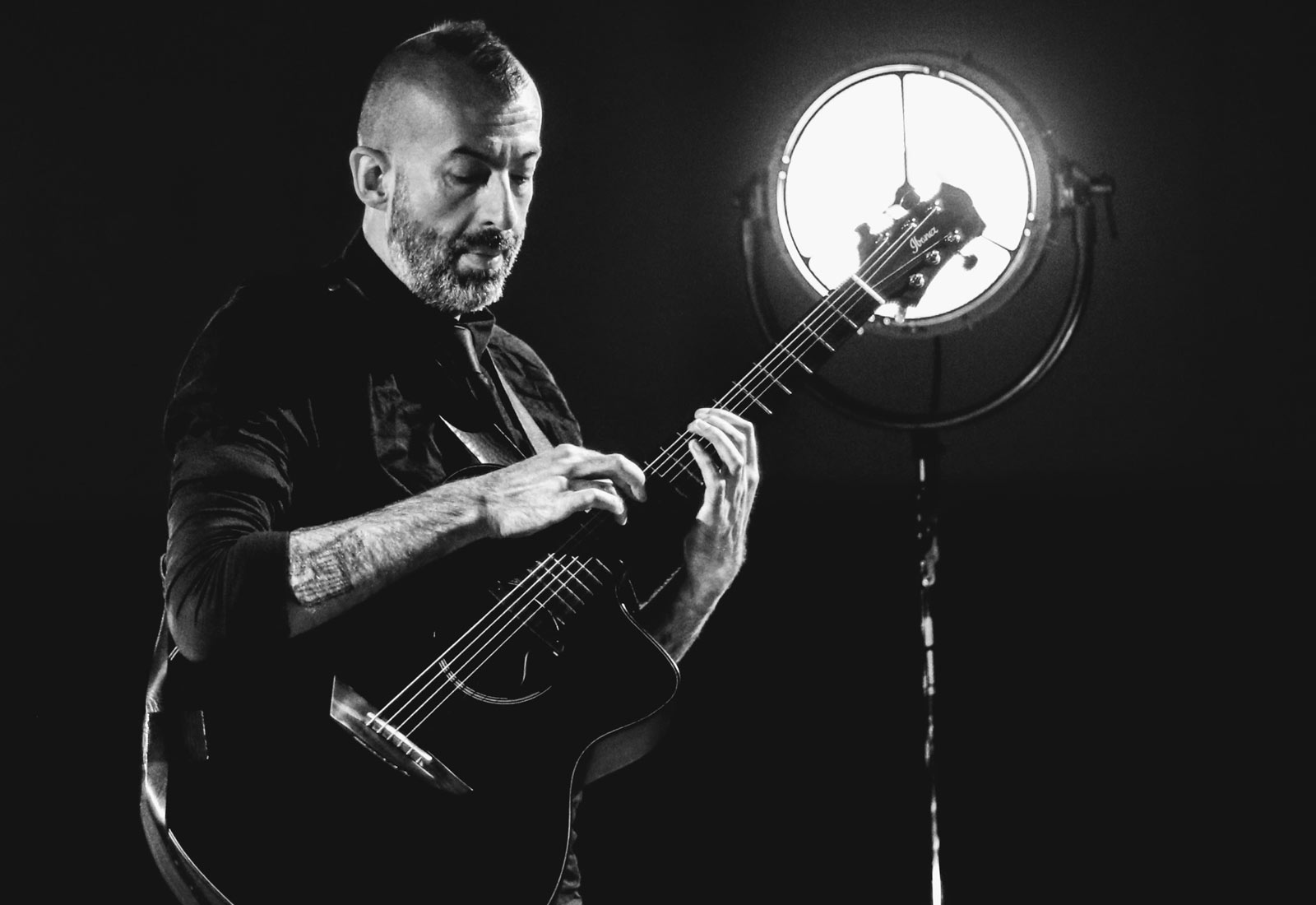 Acoustic Singer-Songwriter Jon Gomm Joins the Ibanez Artist Roster